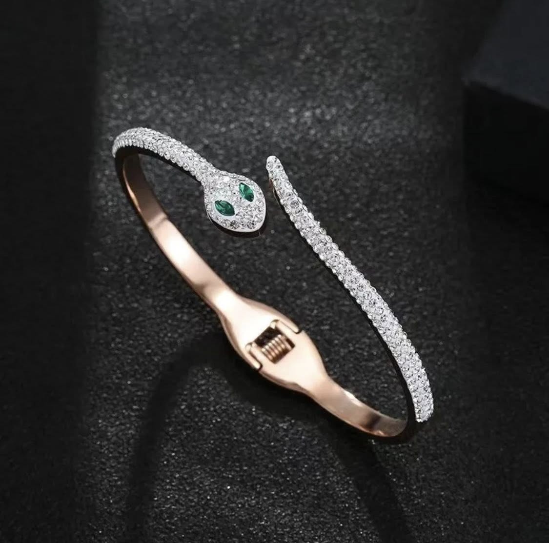 High Quality Designer Bracelet Stainless Steel. brecelet woman. colour থাকবে ৬ মাস New collection